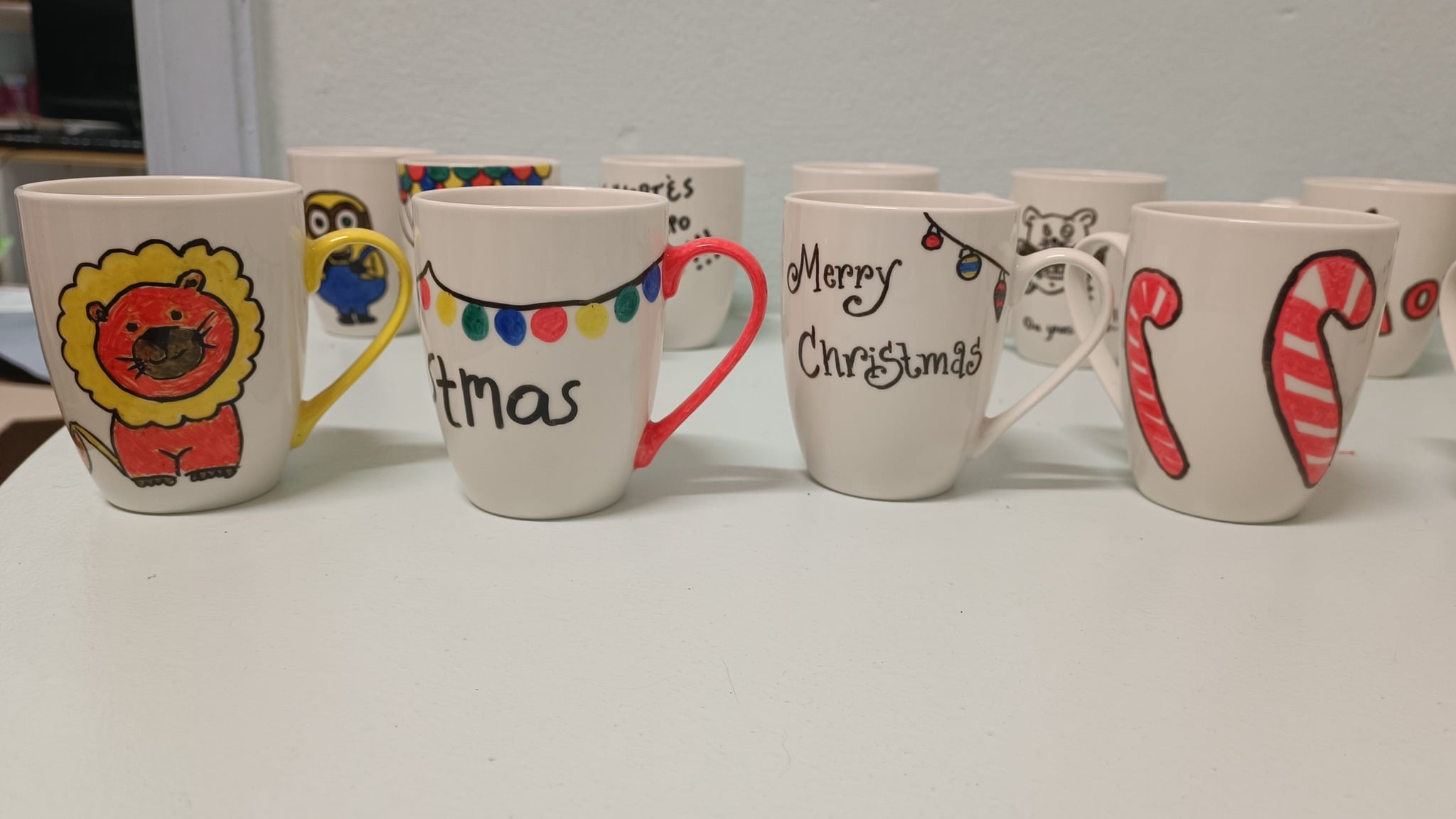 Κούπες ζωγραφισμένες για το Χριστουγεννιάτικο μπαζάρ