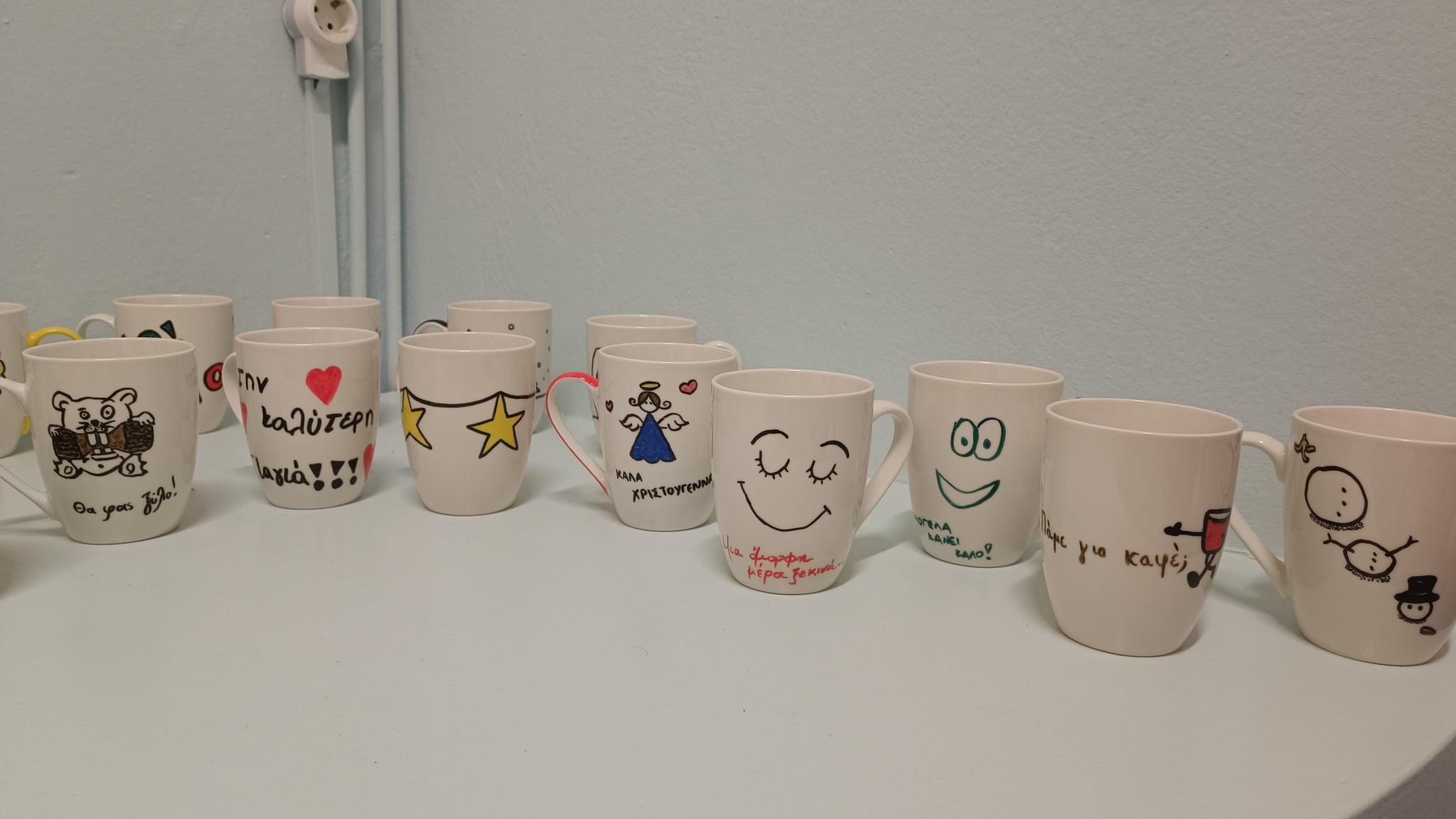 Κούπες ζωγραφισμένες για το Χριστουγεννιάτικο μπαζάρ