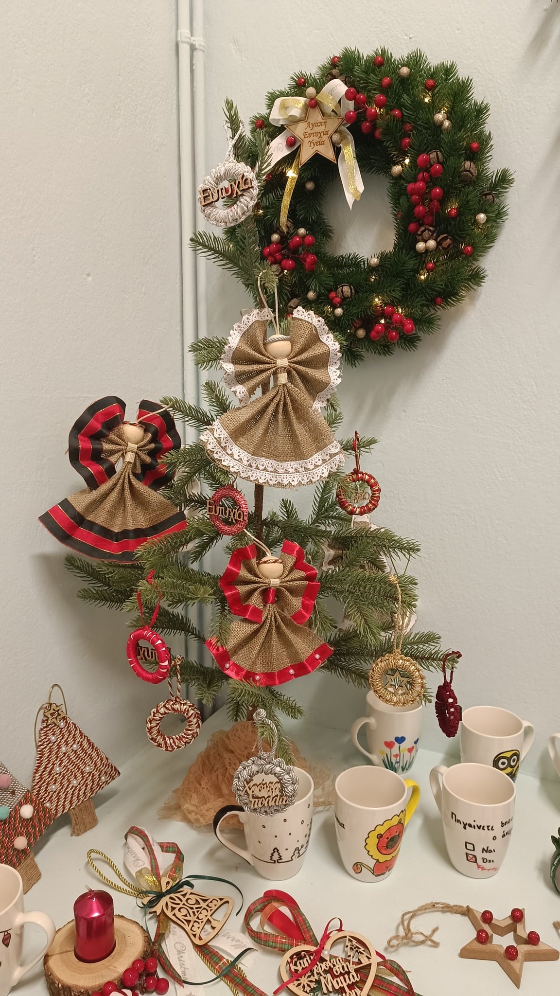 Στολίδια και γούρια για το Χριστουγεννιάτικο μπαζάρ