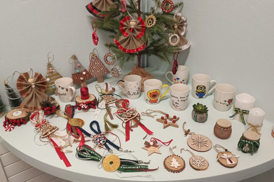 Στολίδια και γούρια για το Χριστουγεννιάτικο μπαζάρ