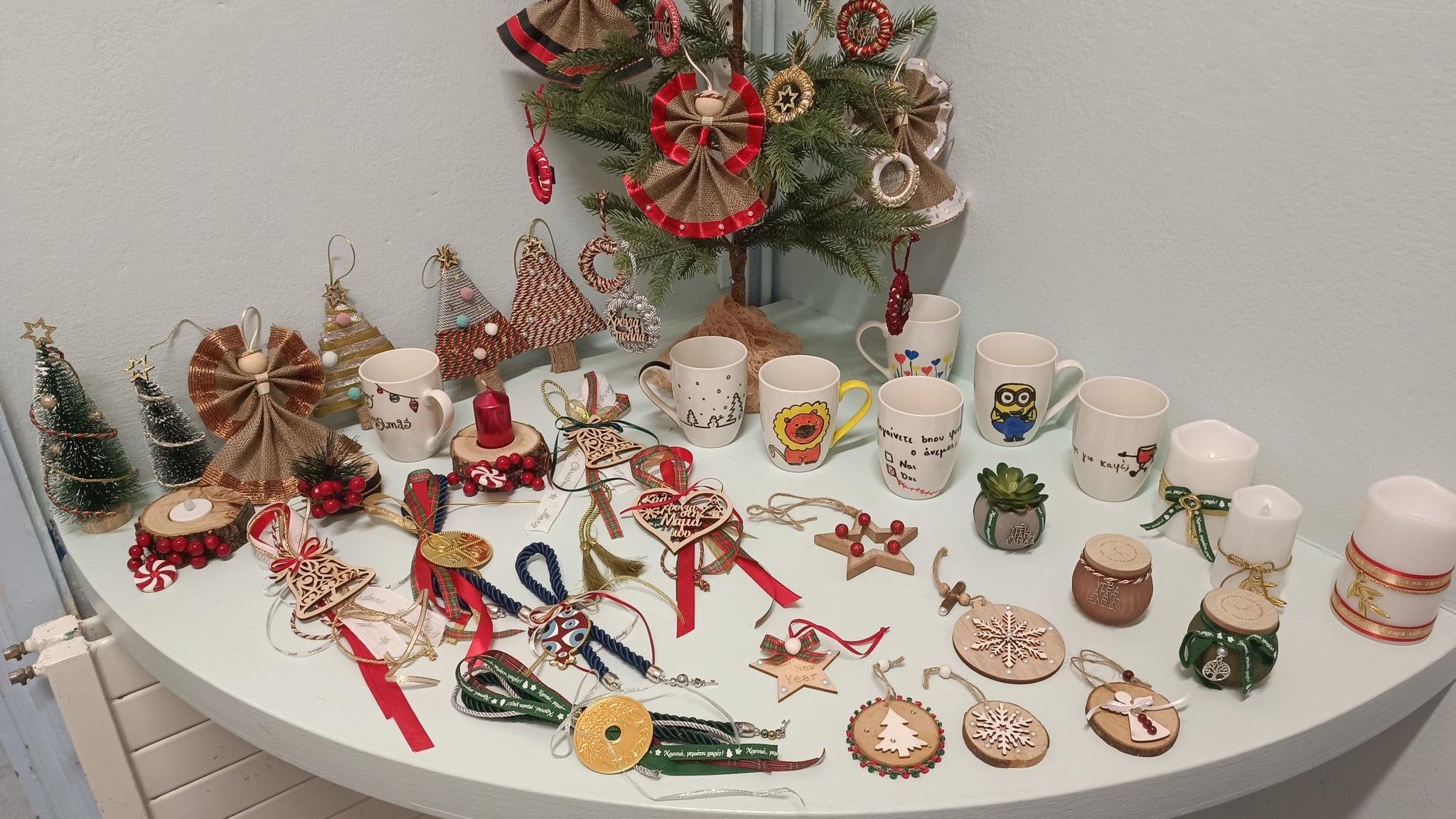 Στολίδια και γούρια για το Χριστουγεννιάτικο μπαζάρ