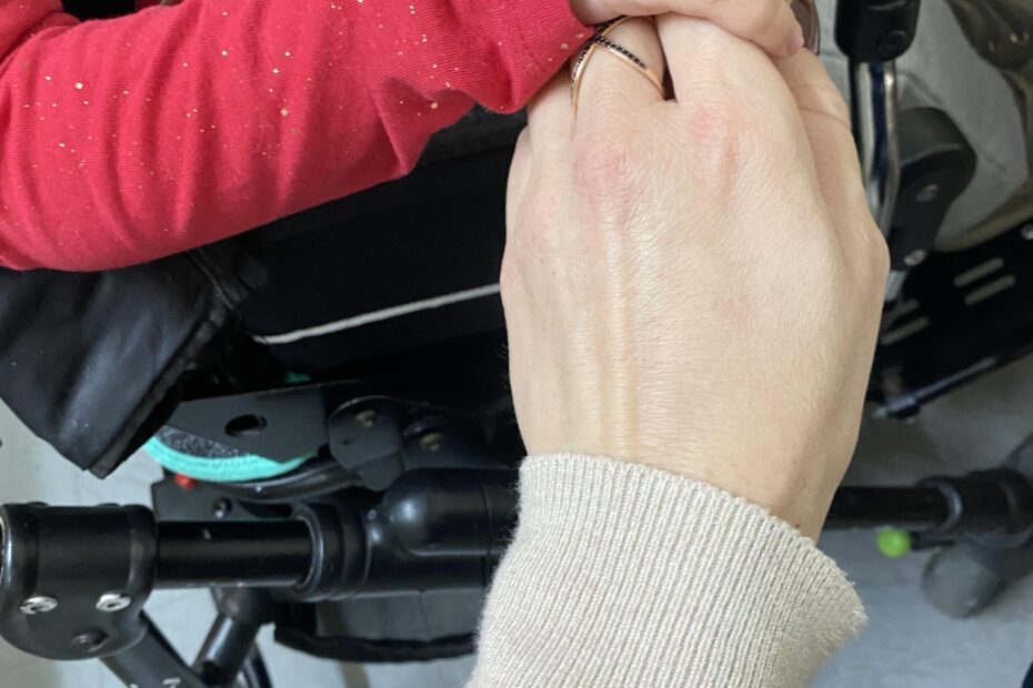 Θεραπεύτρια κρατάει το χέρι ενός κοριτσιού